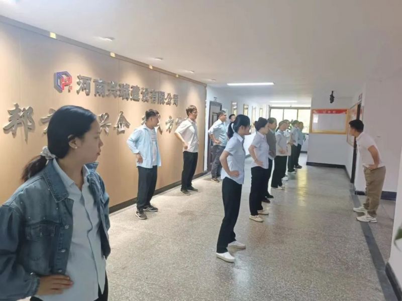 日練八段錦，正氣健體強身心——公司工會組織員工學(xué)習(xí)八段錦
